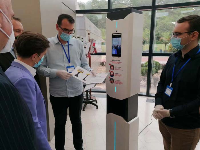 Dispositivo de reconhecimento facial e medição de temperatura obtém bons comentários de revendedores na Europa