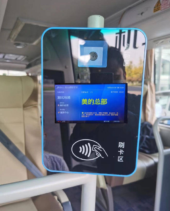 Como o leitor de cartão de ônibus garante transações seguras e previne fraudes?